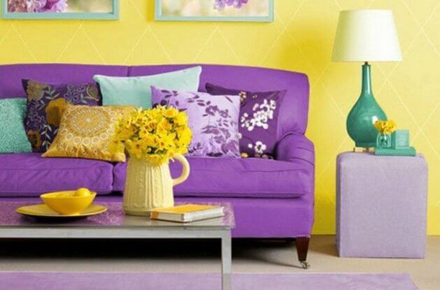 Фіолетовий диван